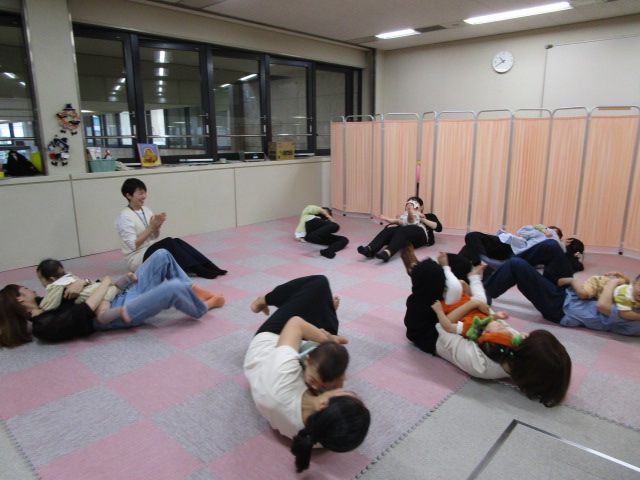 保護者がお子さんを抱いて転がっている様子