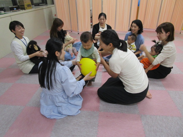 親子で風船まわしゲームをしている様子