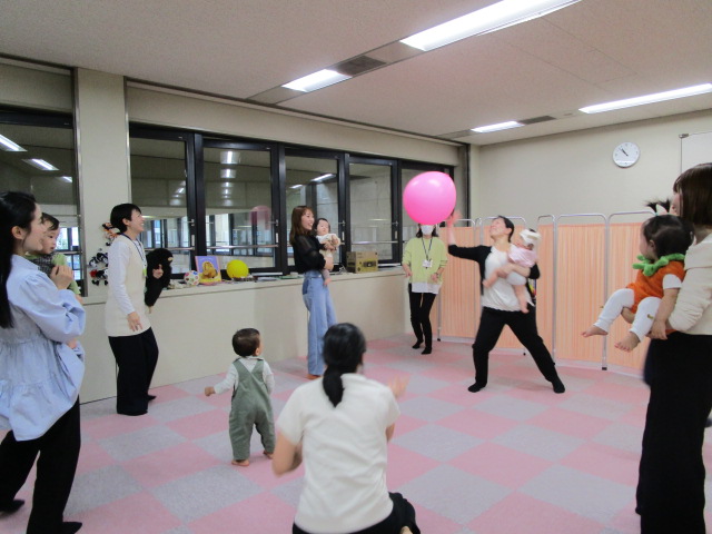 親子で風船バレーボールをしている様子