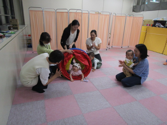 親子でトンネル遊びをしている様子