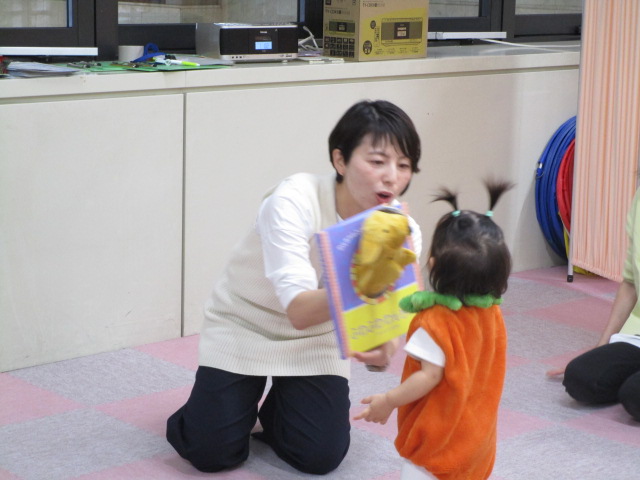 絵本を見ているお子さん