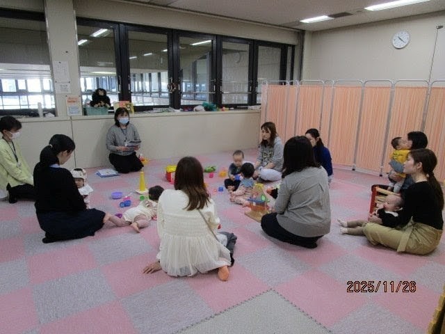 親子で保健師の話を聞いている様子