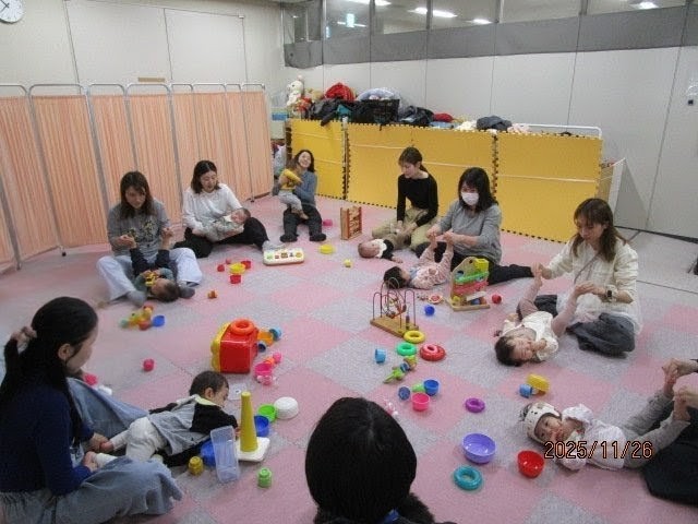 親子でふれあい遊びをしている様子