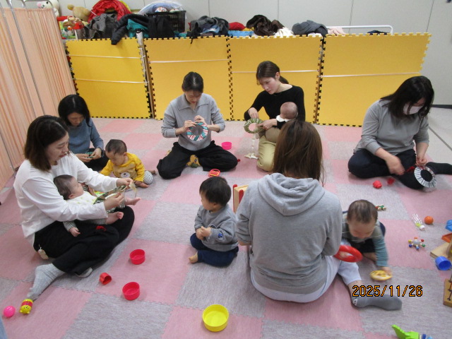 クリスマスリース作りをしている様子