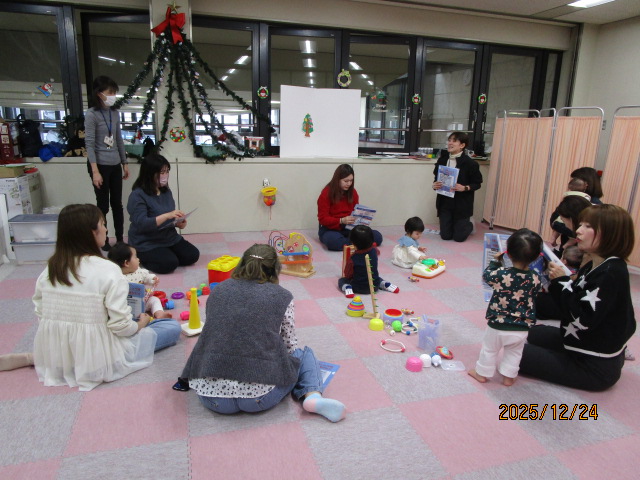 保健師の話を親子で聞いている様子