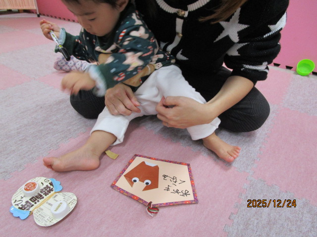 親子で絵馬にお願い事を書いている様子