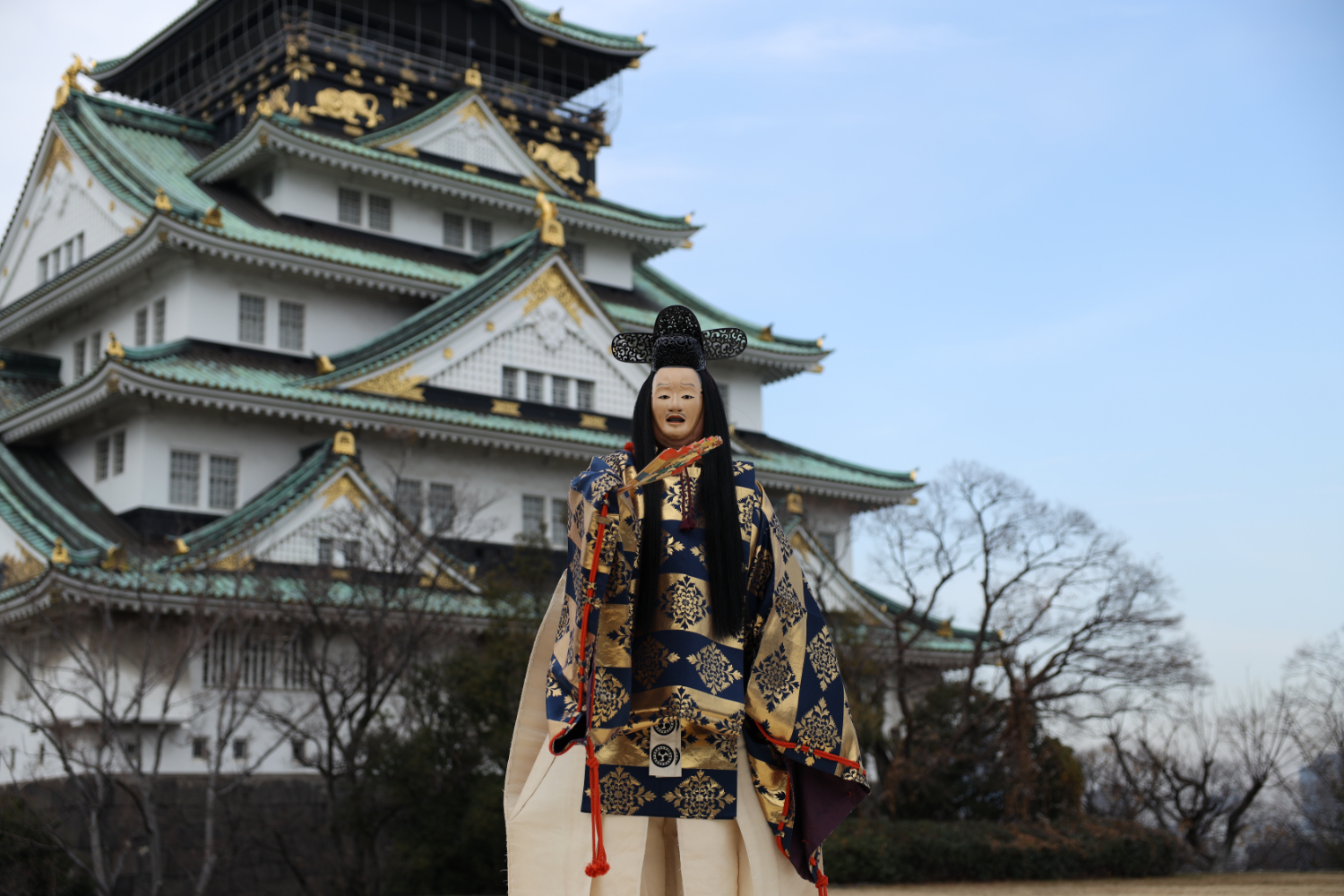 大阪城の前での能