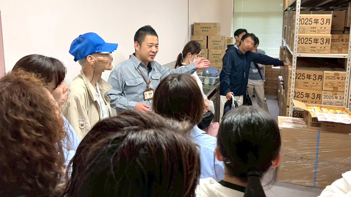 備蓄倉庫見学の様子