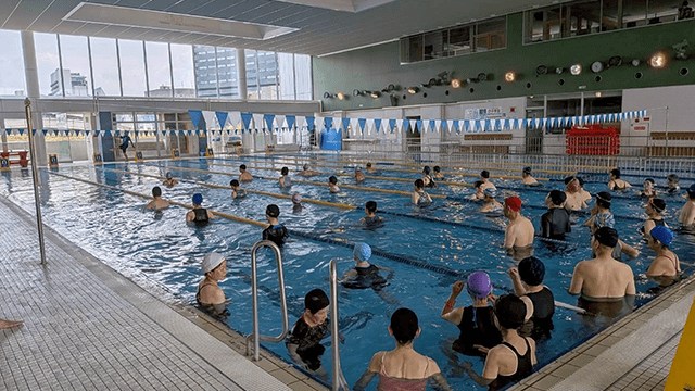 水中で運動して元気に！水中ウォーキング・エアロビクス 画像 4/6