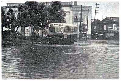 昭和24年頃の今里交差点の水害の写真