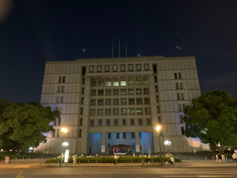 ブルーライトアップされた大阪市役所本庁舎