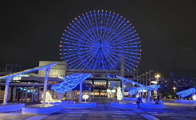 ライトアップされた海遊館前広場及び天保⼭⼤観覧⾞（令和7年度実施時の様⼦）