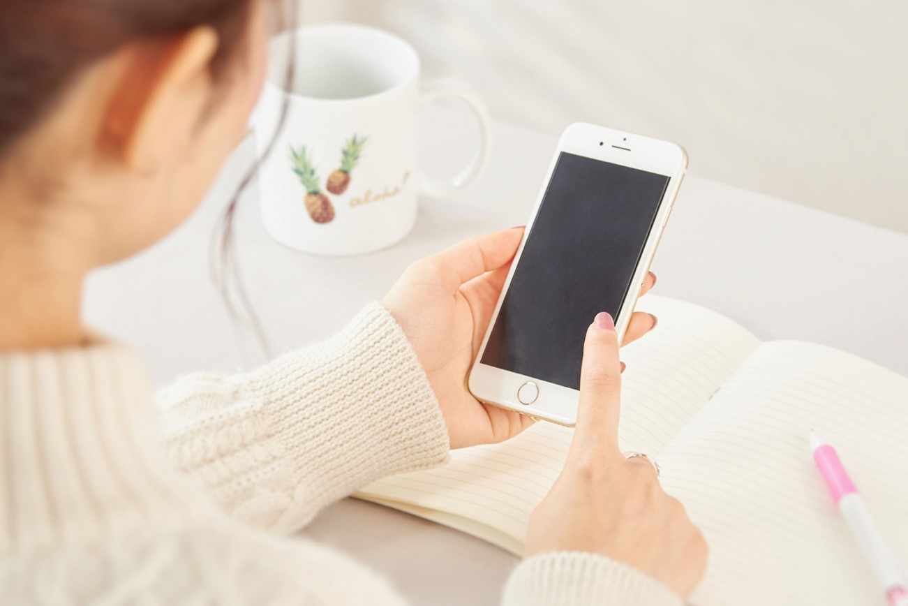 デジタルブックをスマートフォンで読む様子