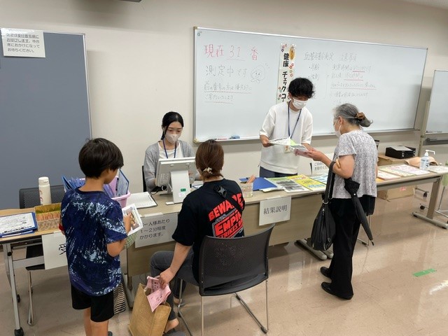 昨年の食育なつまつりの血管年齢測定の様子の写真