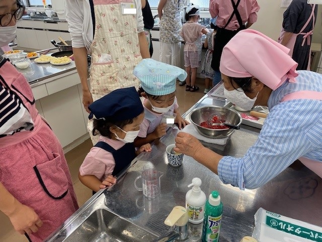 昨年のキッズクッキングで子どもが料理している写真