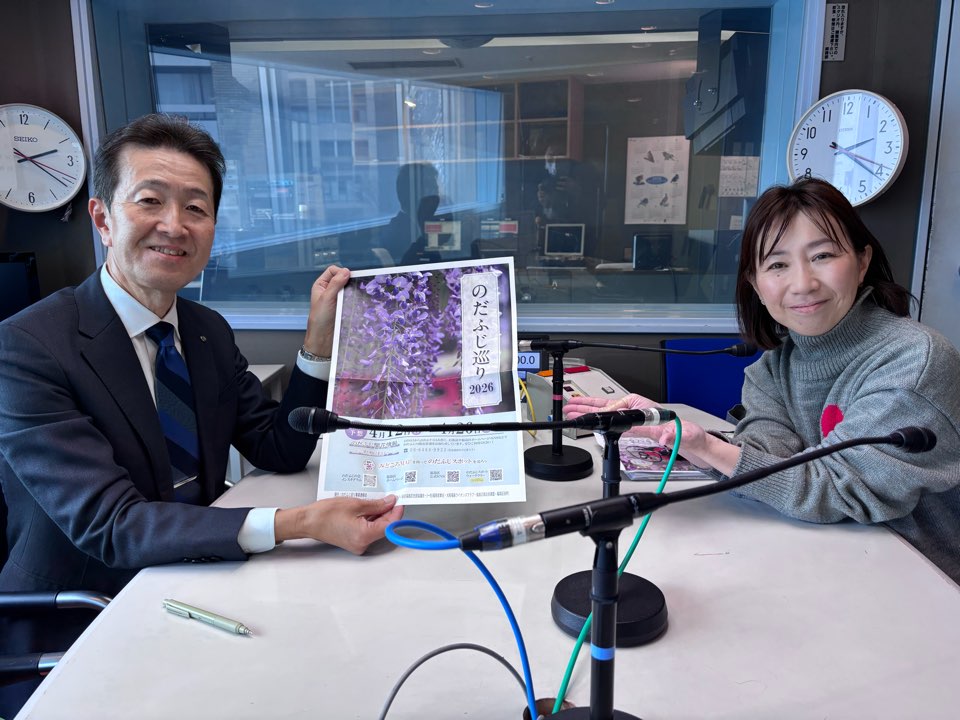 工藤区長（左）と和田麻実子アナウンサー（右）。収録スタジオにて。