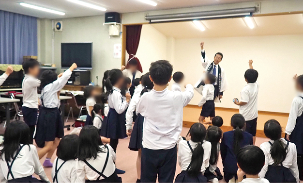 玉川カフェ　じゃんけん大会の様子