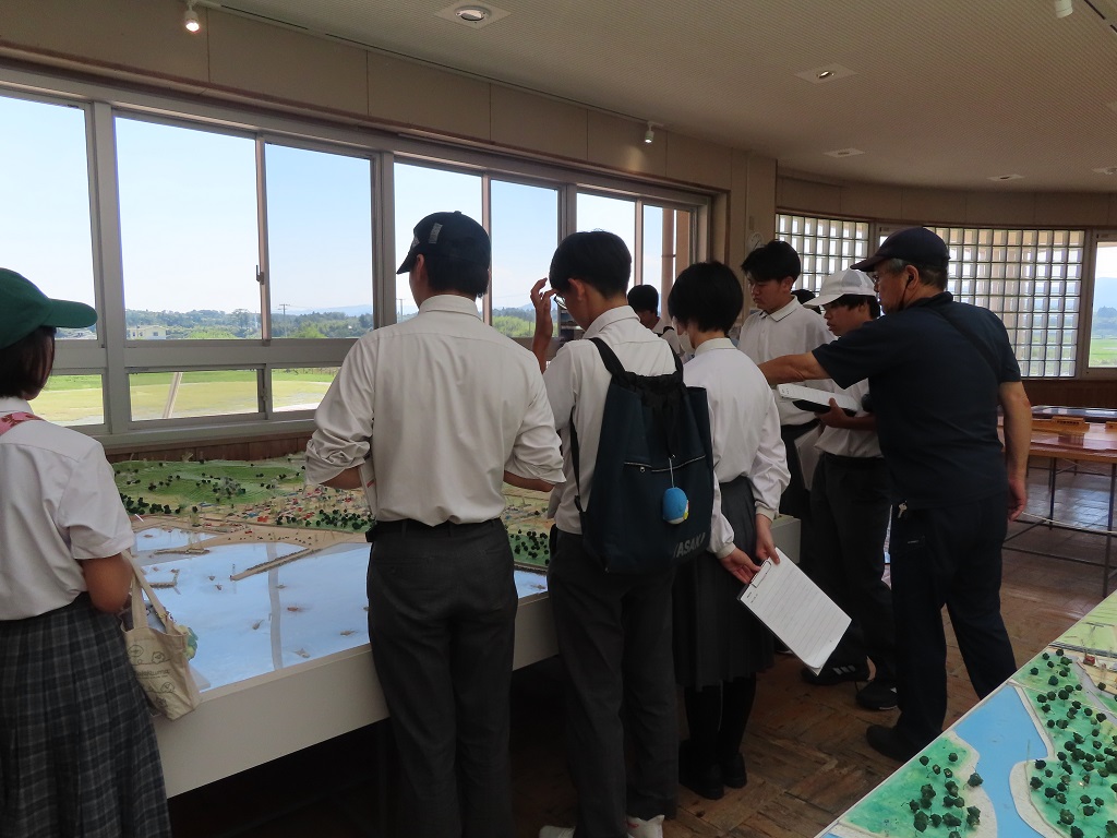 中浜小学校校舎内で説明を受ける中学生