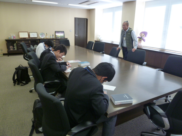 資料集に付箋を貼る作業の様子