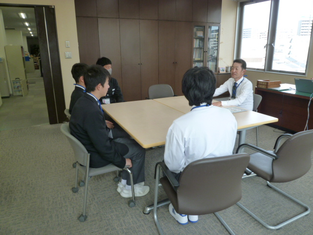 区長に挨拶をしている様子