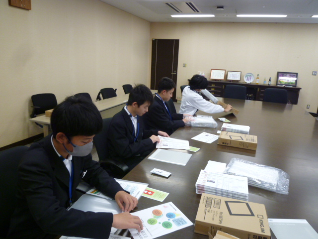 ヘルプマークの作成や資料をファイルに挟む作業をする様子