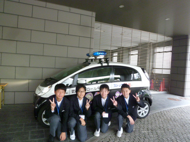 地域のパトロールカーの前での写真