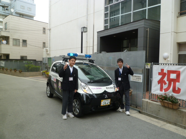 学校の前でパトロールカーと撮影した写真