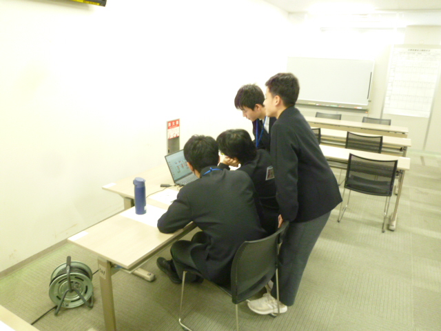 パワーポイントの編集をしている様子