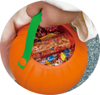 のびっこクラブハ ロウィン秋祭りの様子（お菓子の入ったかご）
