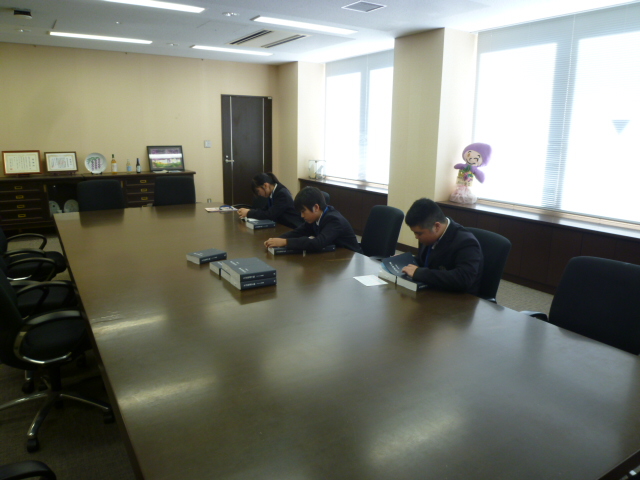 見出しのシールを貼っている様子