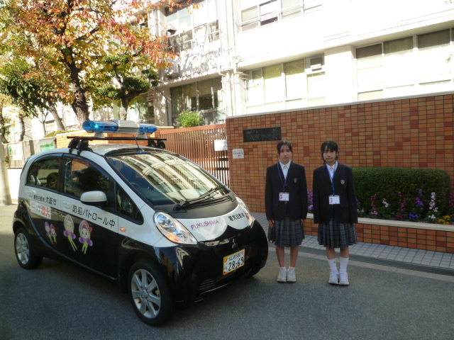 A班が八阪中学校の前で記念撮影