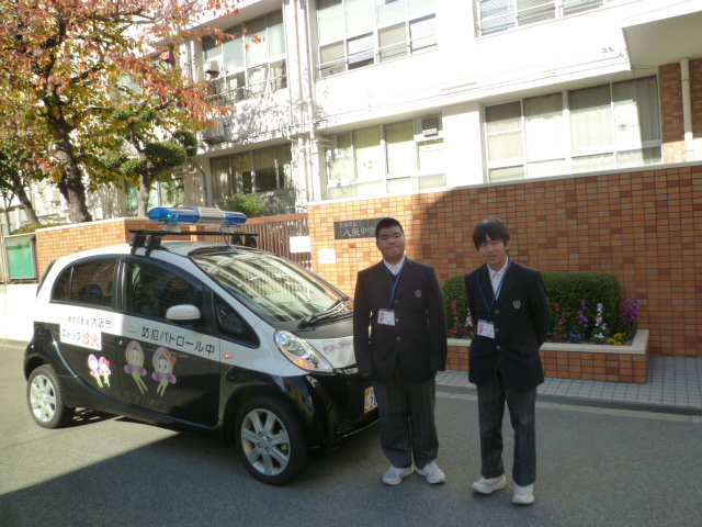 B班が八阪中学校の前で記念撮影