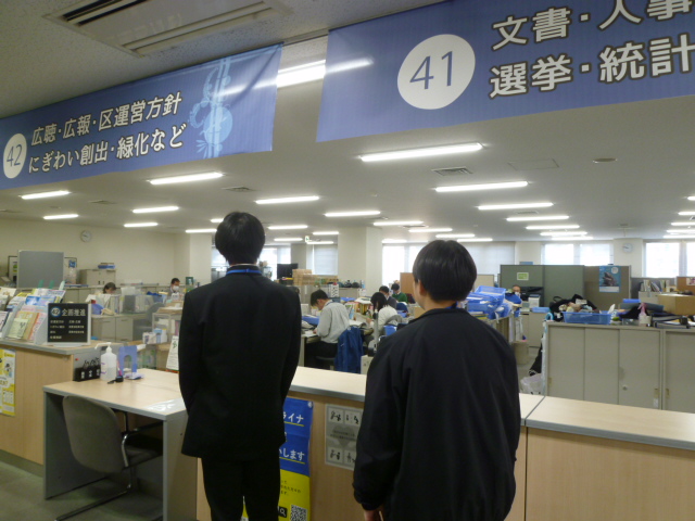 庁舎内見学ツアーの様子