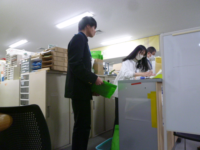 検診の受診票を配布している様子