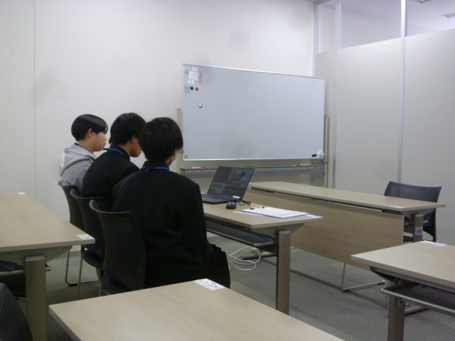 保育園児向けのパワーポイントを作成している様子