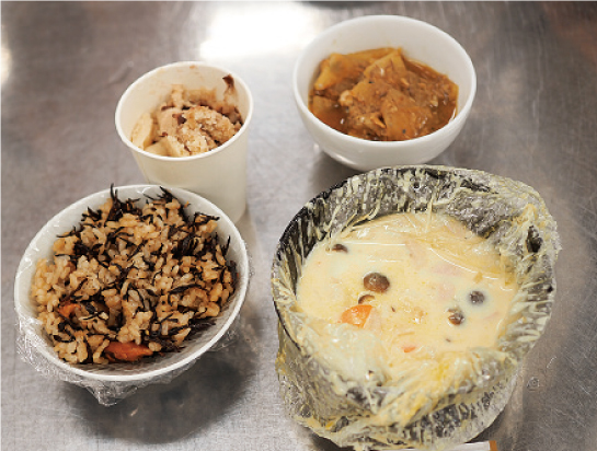 焼き鳥ひじきごはん、大根の煮物、コーンスープシチュー、あずき蒸しケーキ