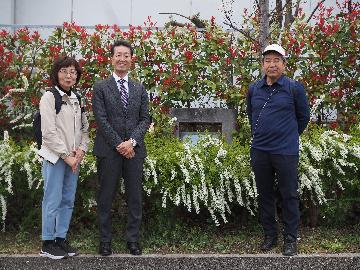 新家西公園の旧町名継承碑（旧町名 下島町）の前で