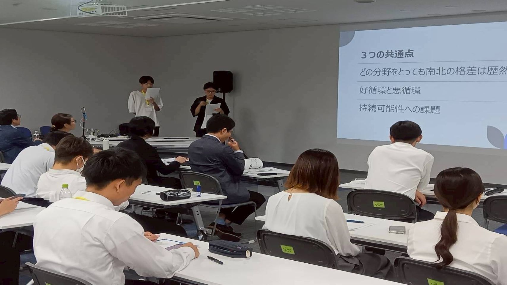 桃山学院大学　吉弘ゼミ1の発表の様子