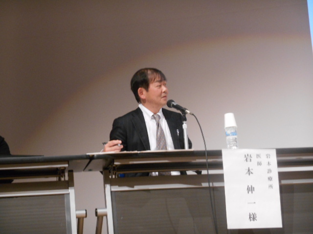 壇上の岩本医師の写真
