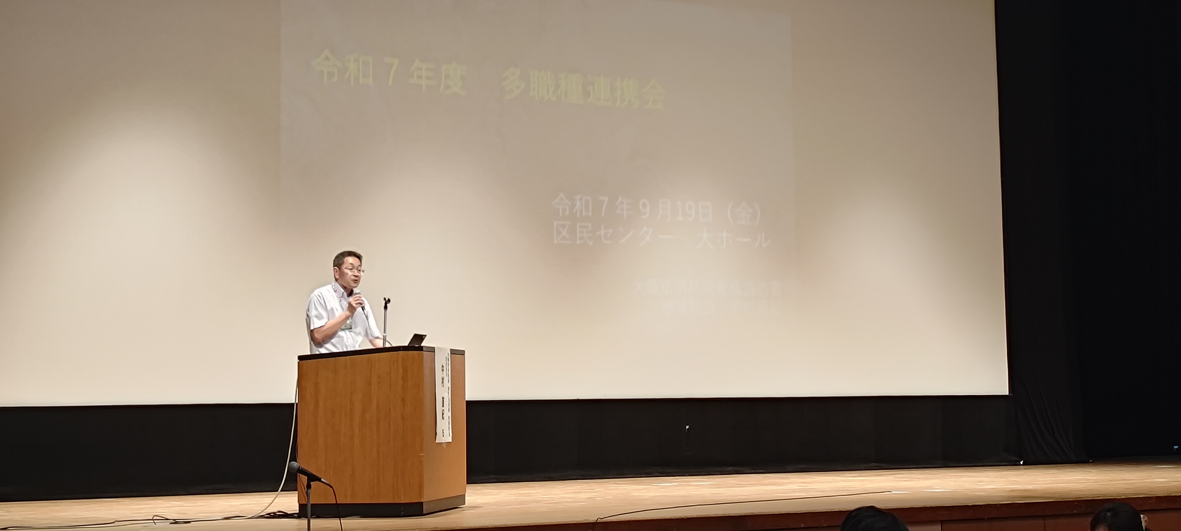 あいさつをする樽本副区長