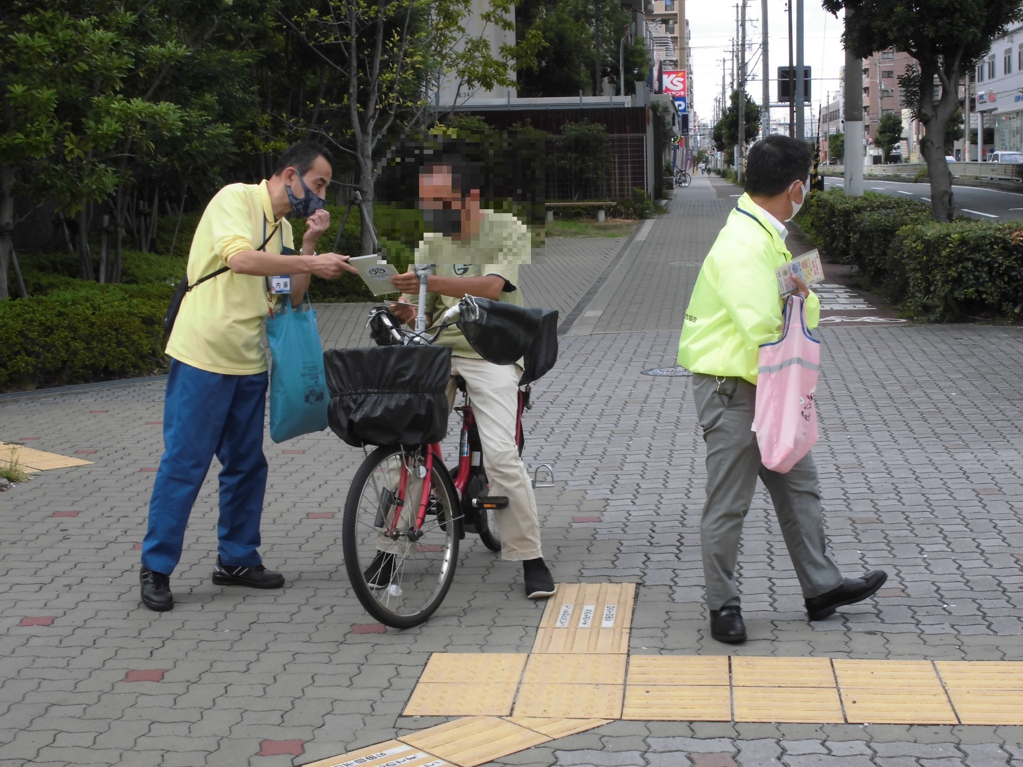 街頭キャンペーンの様子