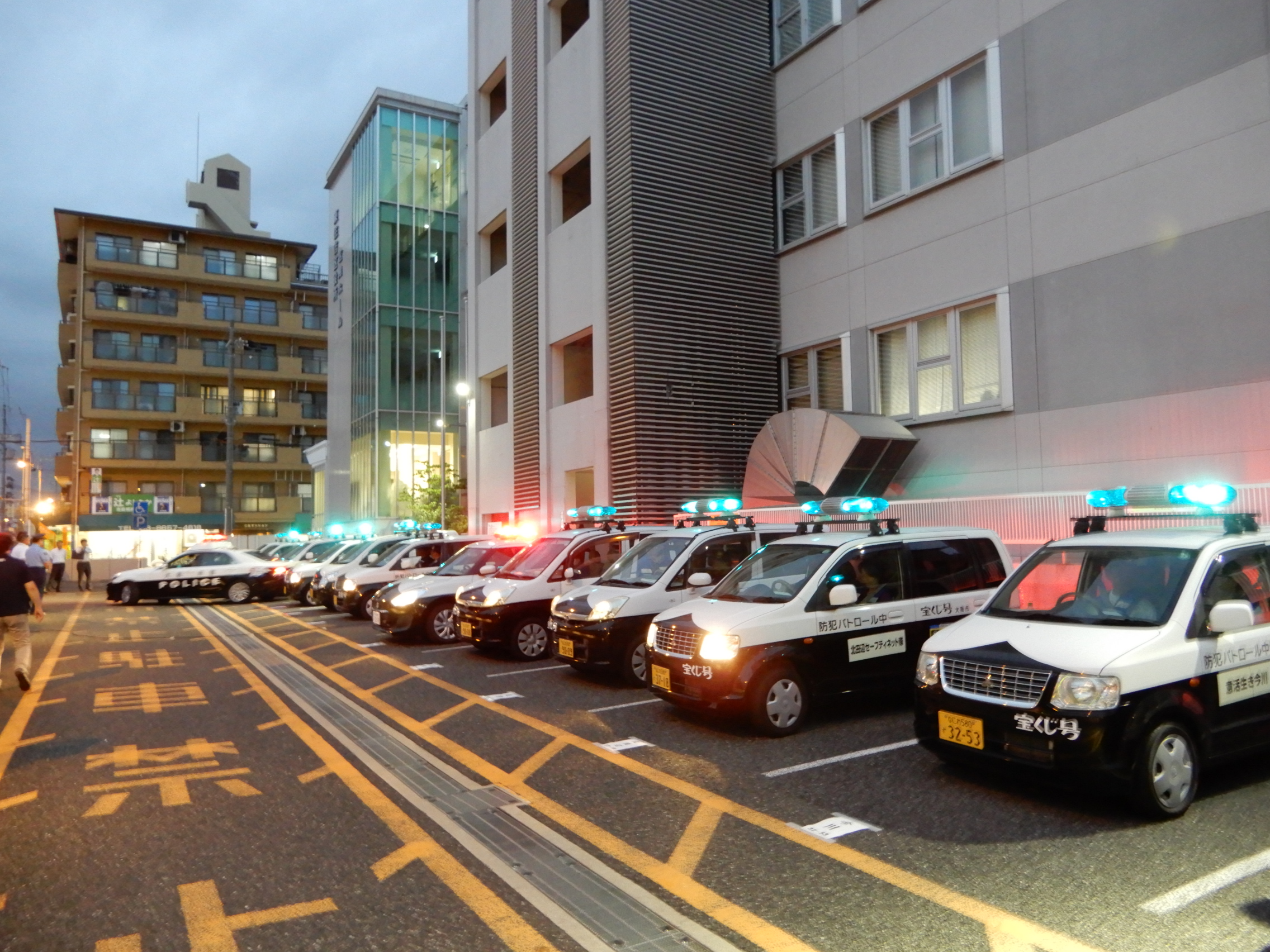 集合したパトロール車