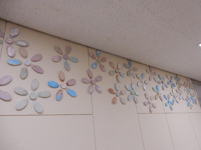 区役所3階区民ホール前壁面の写真2