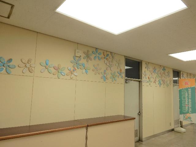 区役所3階区民ホール前壁面の写真1