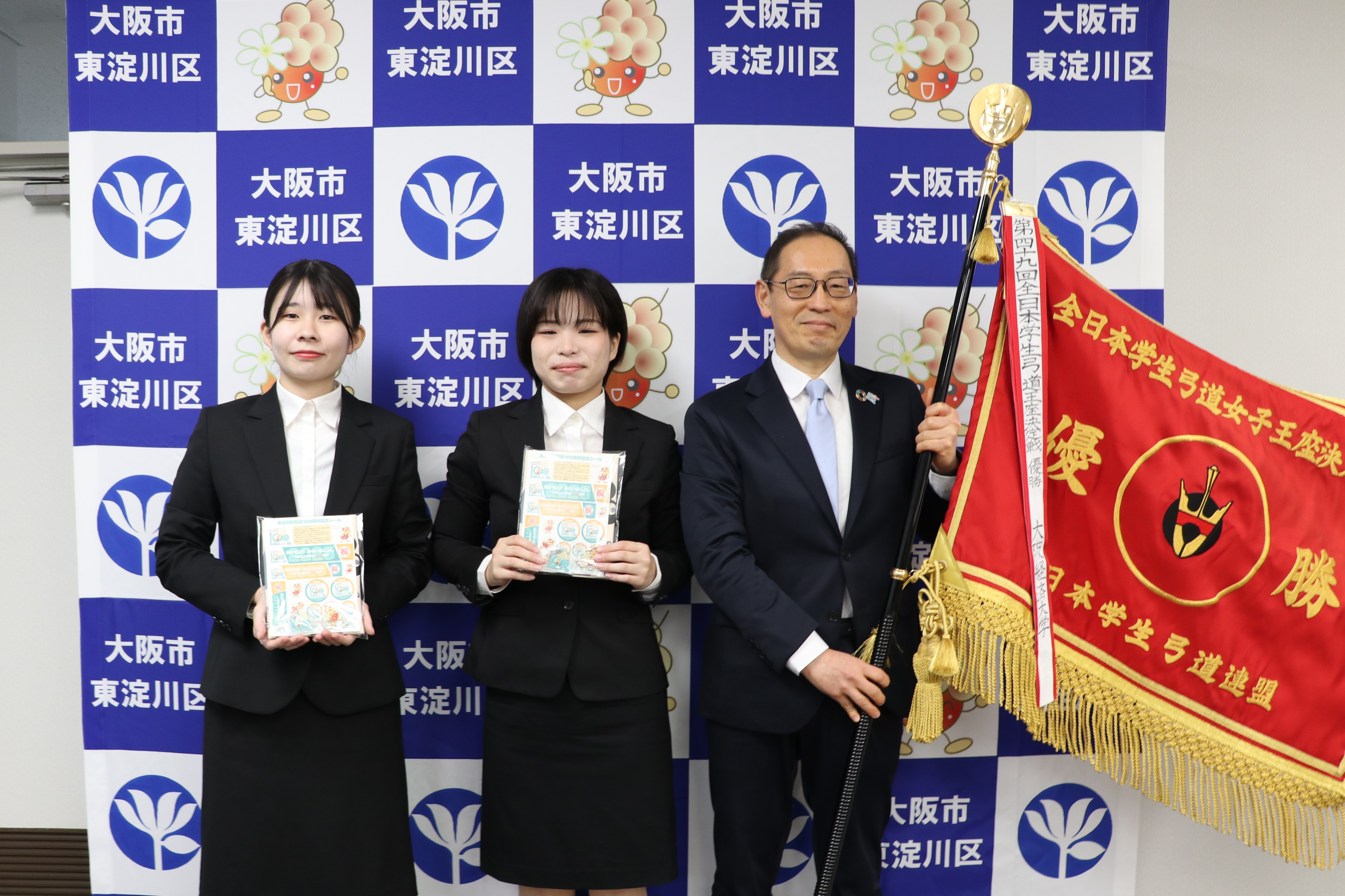 弓道部の2選手と区長