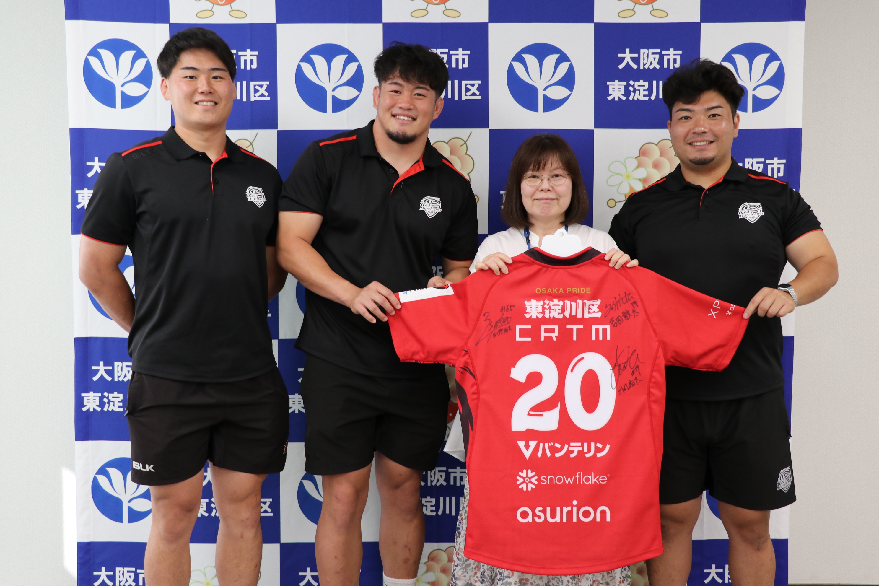 レッドハリケーンズ大阪の選手と区長