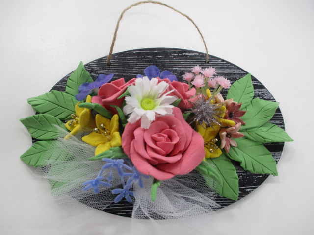 色とりどりの花がちりばめられた作品