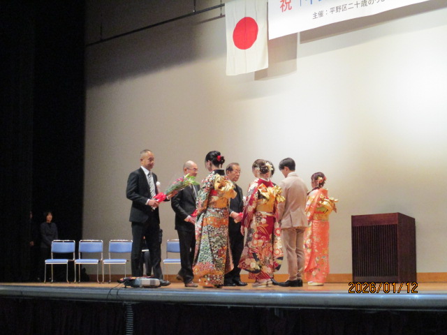 第1回次の花束受領のようす