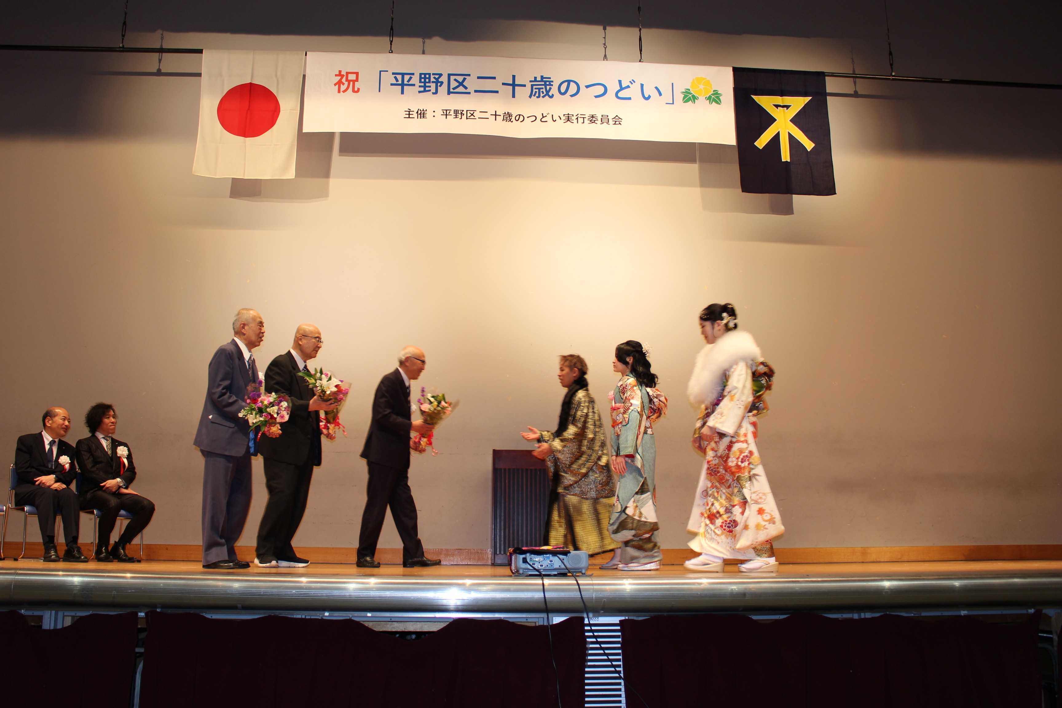 花束受領の様子