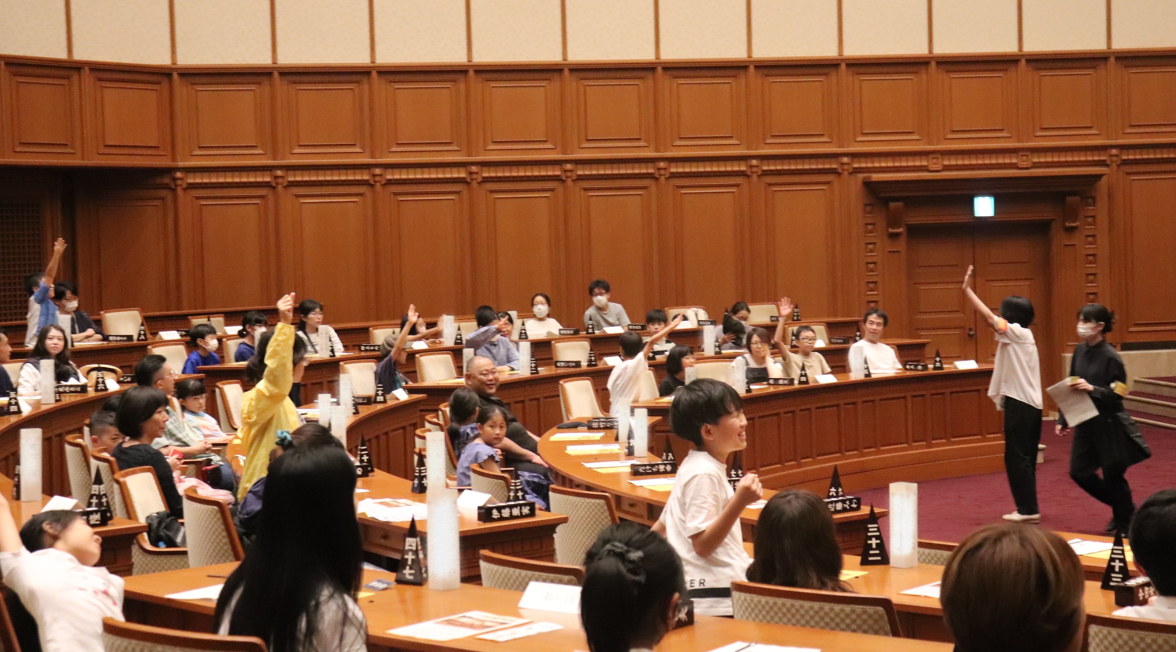 夏休み親子議場見学会の様子